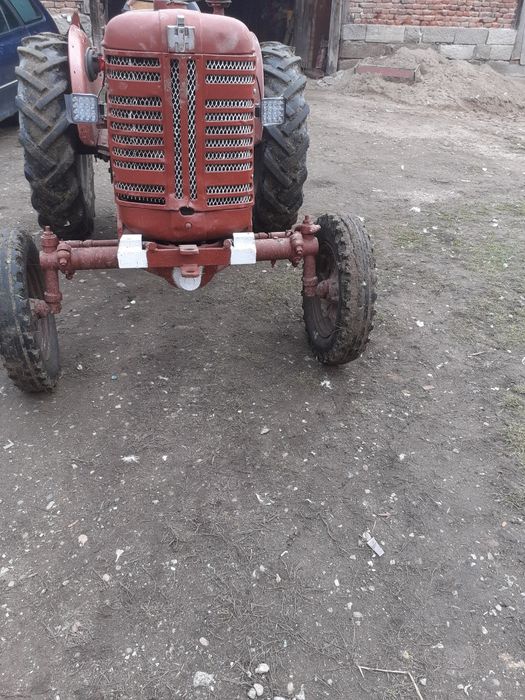 Vând tractor în patru pistoane 45 de cai putere stare bună preț 2200e.negocoabil