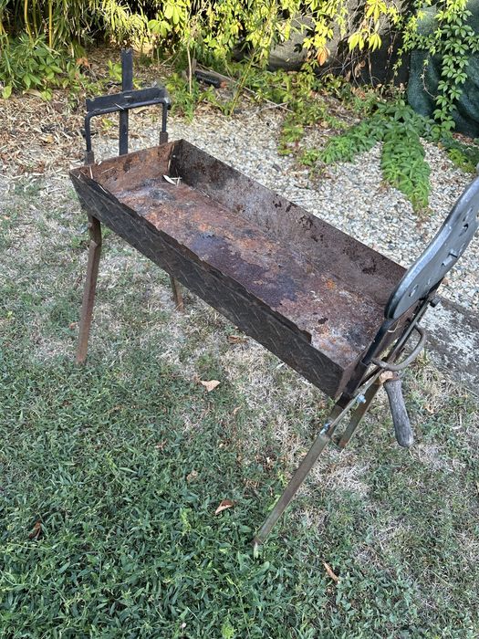 Gratar din fier cu carbuni si lemne cadou