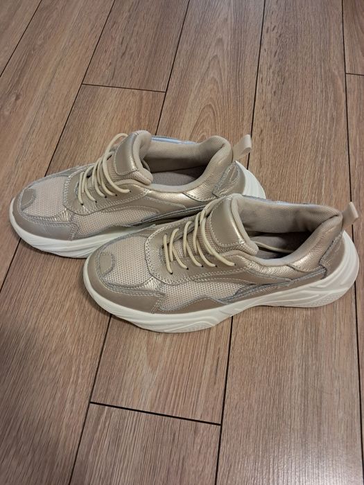 Дамски спортни обувки