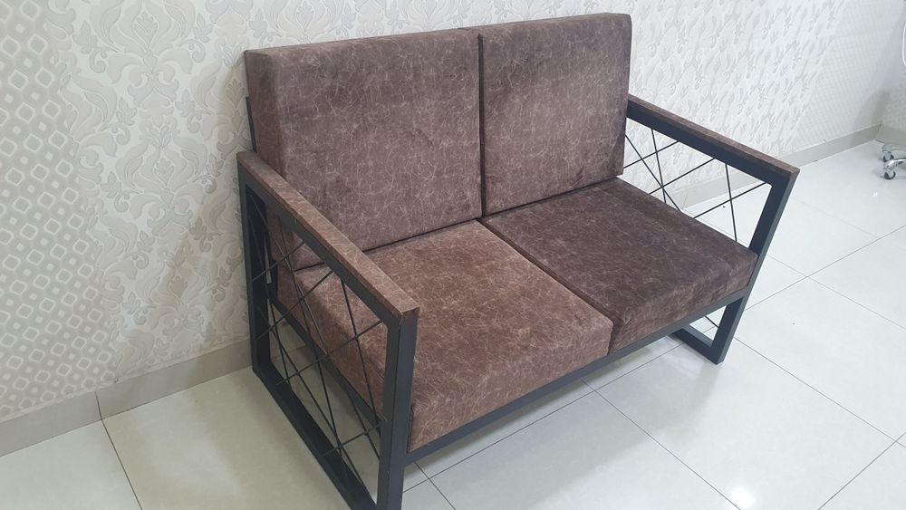 Срочно продам диван для офиса