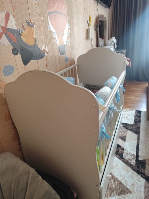 Продам кроватку с маятником