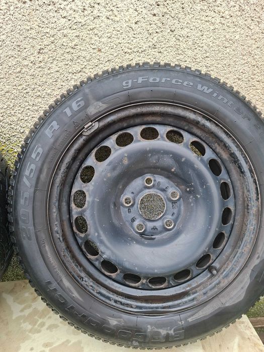 4 броя зимни гуми 205/55 R16 91H  BF Goodrich g-force winter заедно с 4 броя стоманени джанти и предпазни тасове