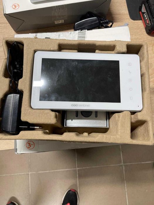 Interfon video cu cablu SCS Sentinel Visiokit 7, cu placă de exterior cu vizieră, sistem antivandal, vedere nocturnă, ecran de 18 cm, Visiokit 7