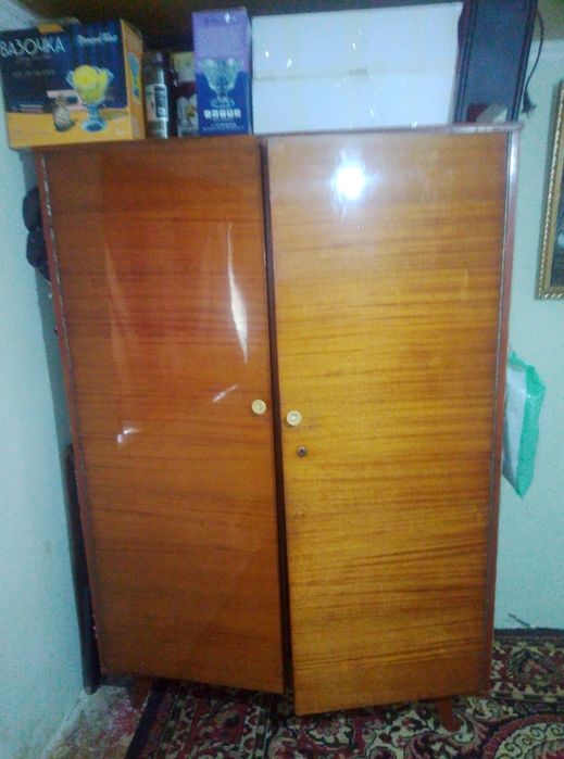 Шкафчик сотилади