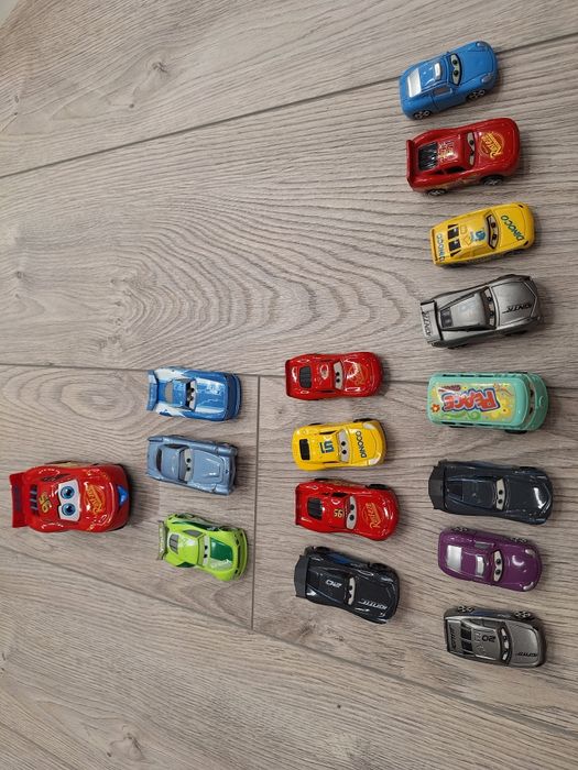 Hot wheels писти и коли. Lightning McQueen коли (Макуин светкавицата)