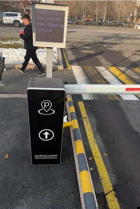 Шлагбаум с стеклянной дверью