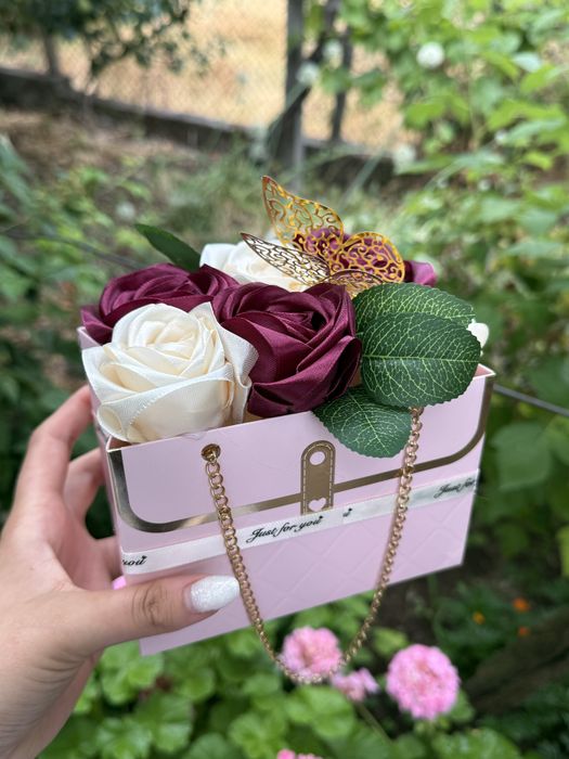 Кошнички със сатенени рози