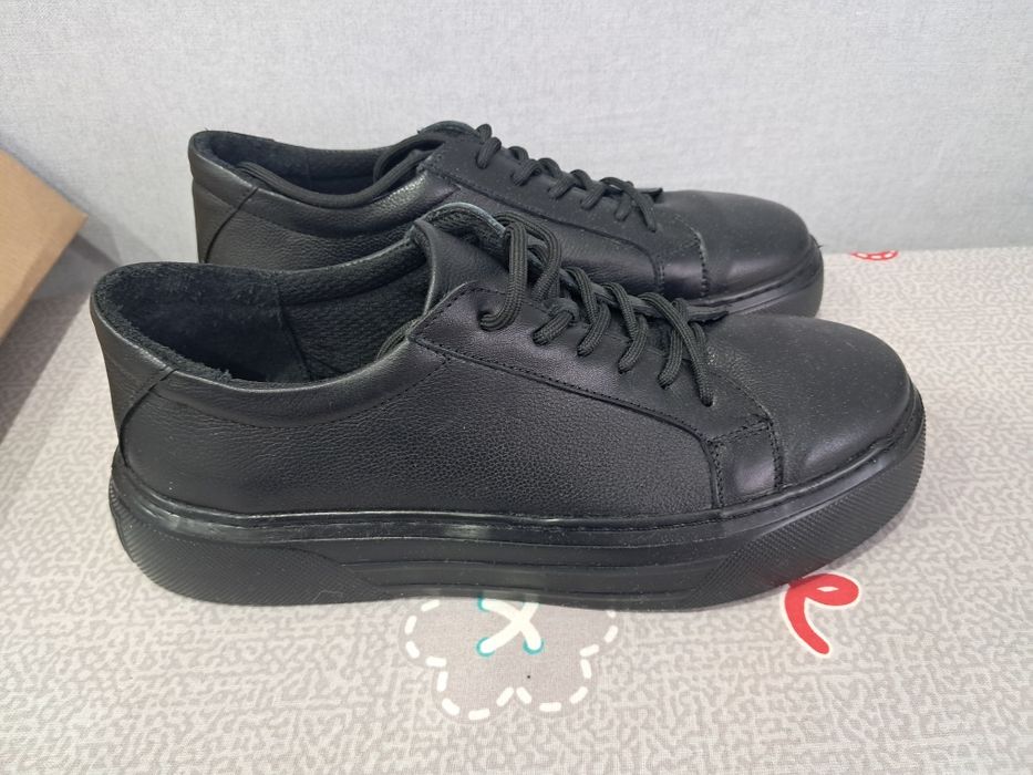 Продам кроссовки