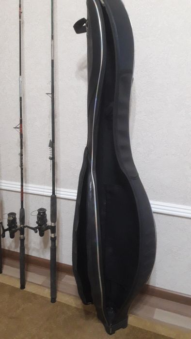 Жёсткий футляр для спиннингиста  четыре спиннинга в  укомплектованный