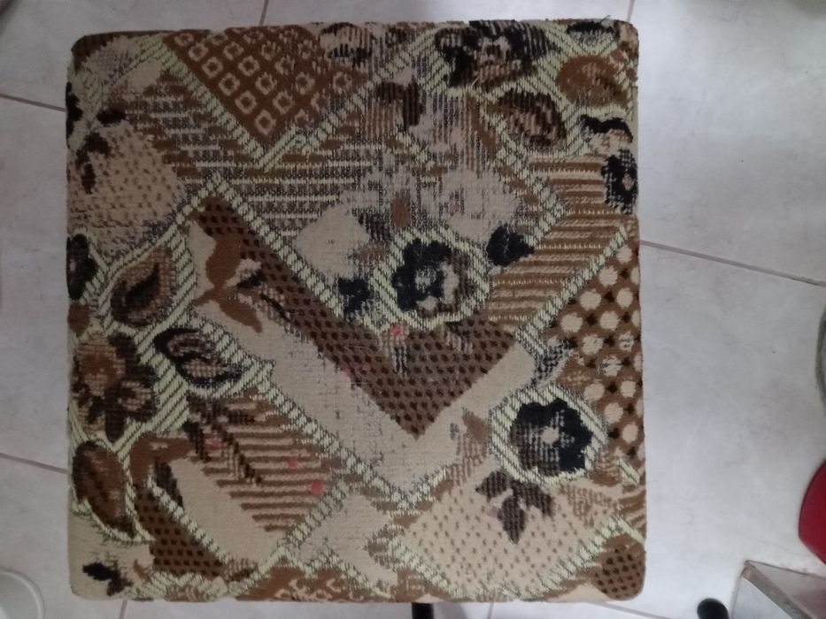 Продам маленькую табуреточку -пуфик.