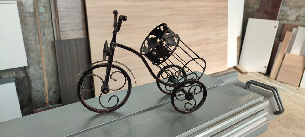 Поставка за бутилка, украса