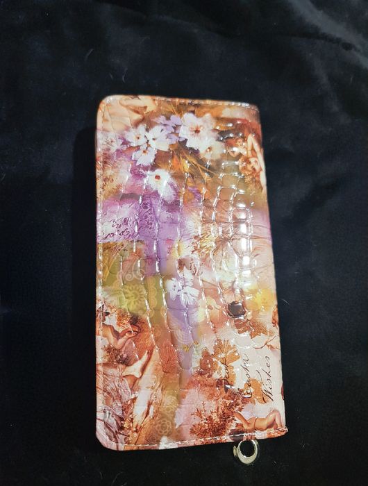 Луксозен и красив голям портфейл от качествен изкуствен лак. НОВ