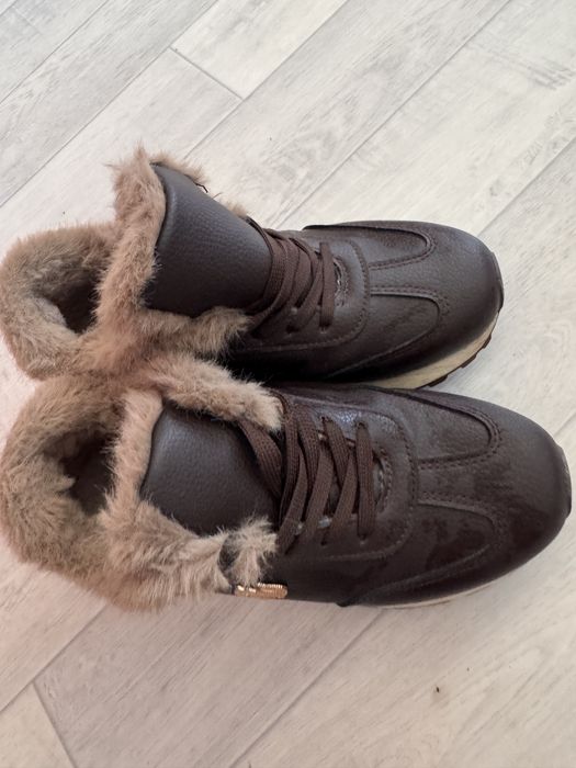 Продам кросовки утепленные