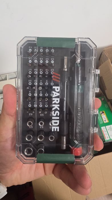 foarfecă electrică de grădină cu acumulator (4V), modelul exact fiind PARKSIDE PAGS 4 A1. Este o unealtă compactă destinată toaletări