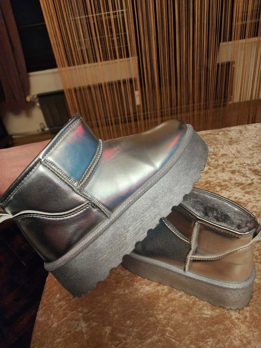 Ватирани сребърни ботуши