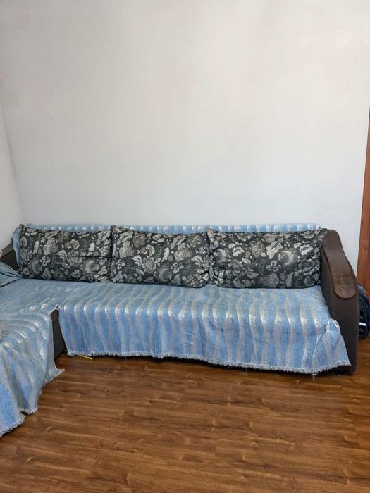 Продам диваны угловой и обычный
