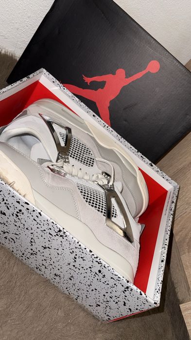 Air Jordan Retro 4 Frozen Moments