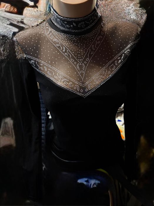 Елегантна черна блуза с дантела