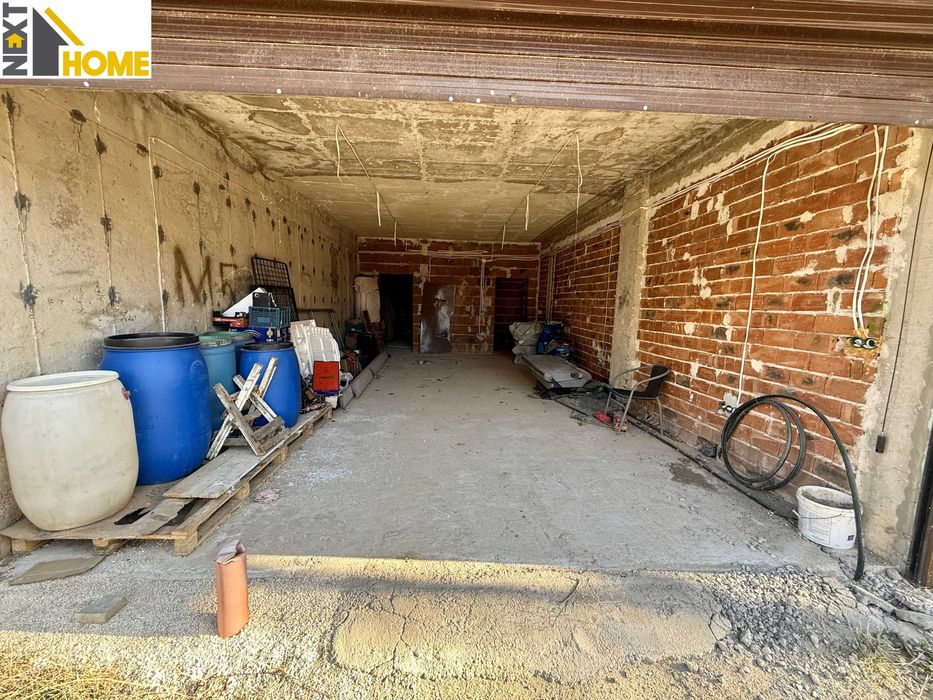 Самостоятелна триетажна къща с гаражи и дворно място