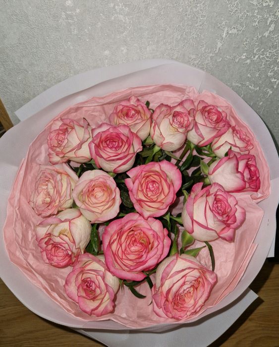 Розы белые с розовыми краями