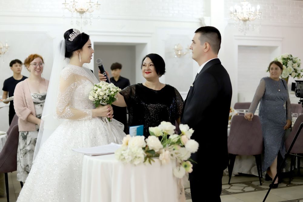 Ведущая , тамада.