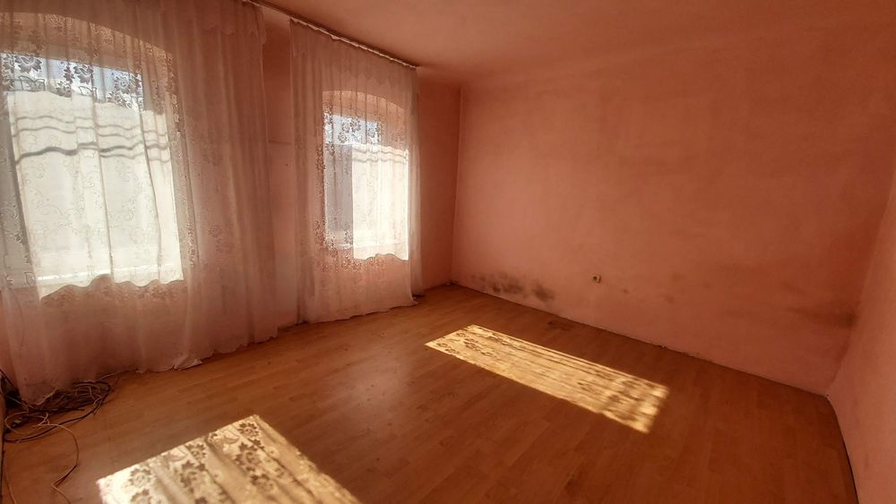 Casă mare, primitoare și bine compartimentată, cu 5 camere