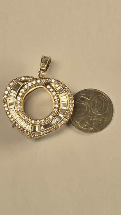 Золотой кулон с брилиантами