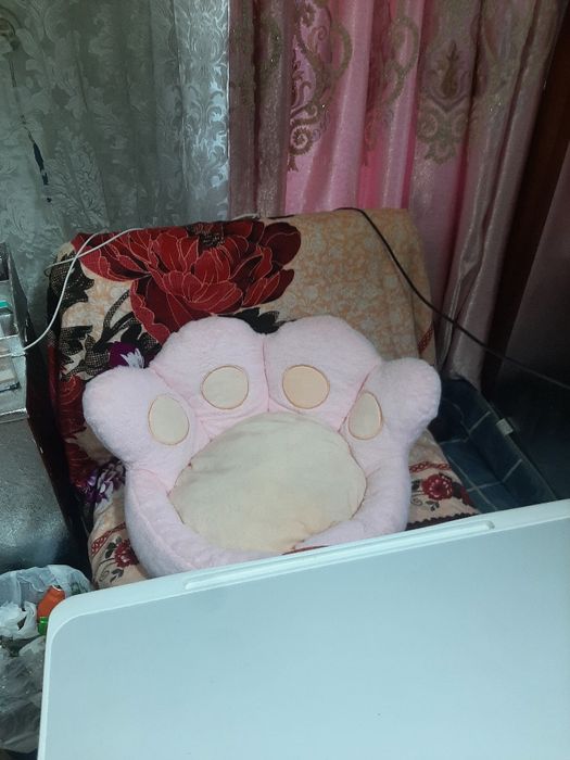 Плюшевое креслоподушка Кошачья лапка