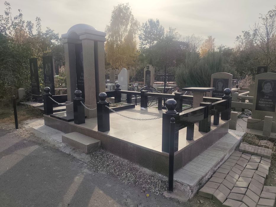 Памятники, благоустройство.