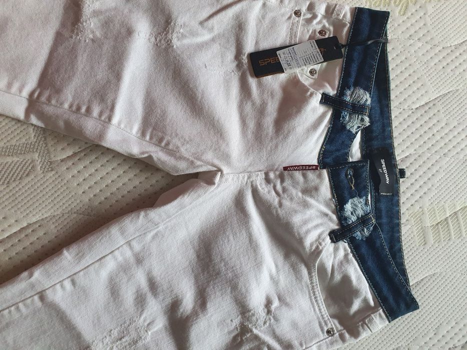 Чисто нови бели дънки с износен ефект, син дънков колан и ниска талия.