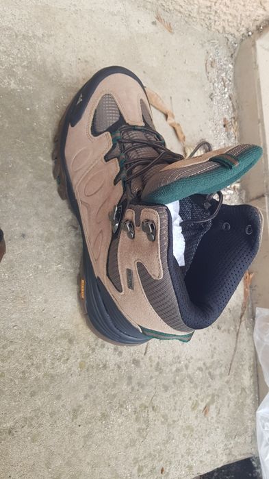 Нови туристически обувки Hikeup