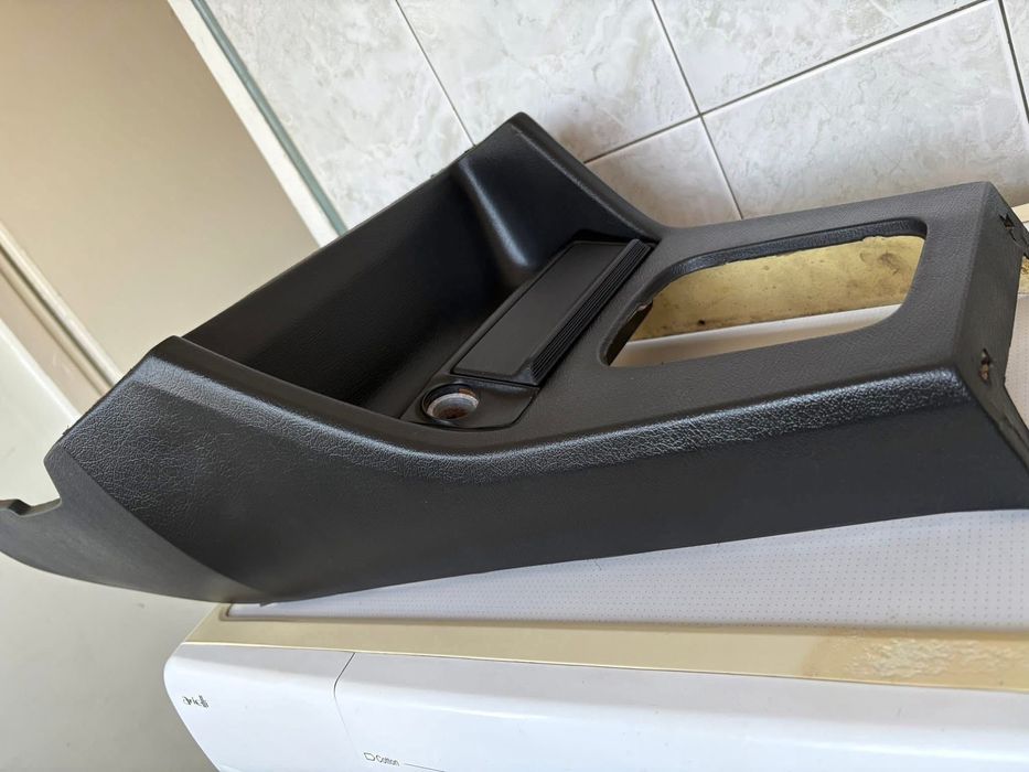 Части БМВ Е30 BMW E30  Кори Халогени Пружини Лайстни ГНП Барче Колонки