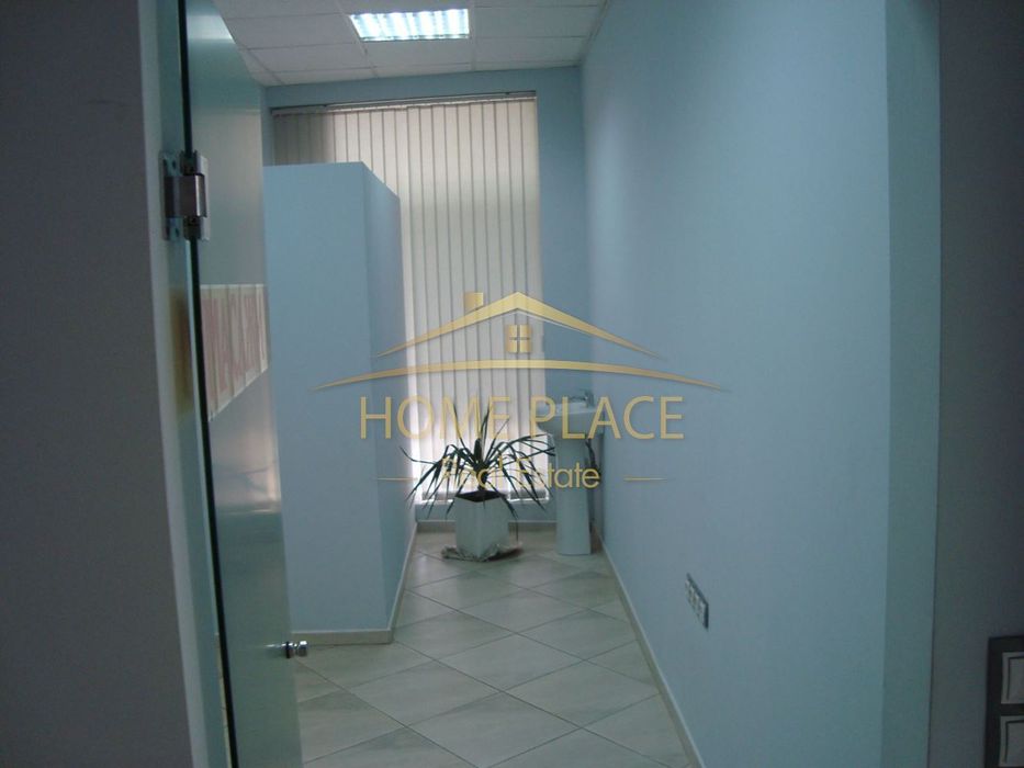 Търговско помещение с обща площ от 90м2 на партерен етаж.