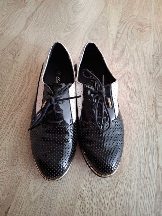 Дамски  затворени обувки