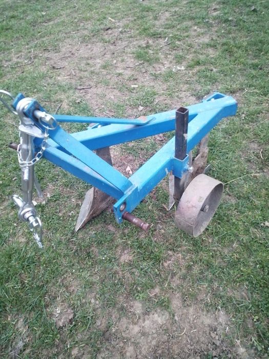 Vând plug cu două brazde