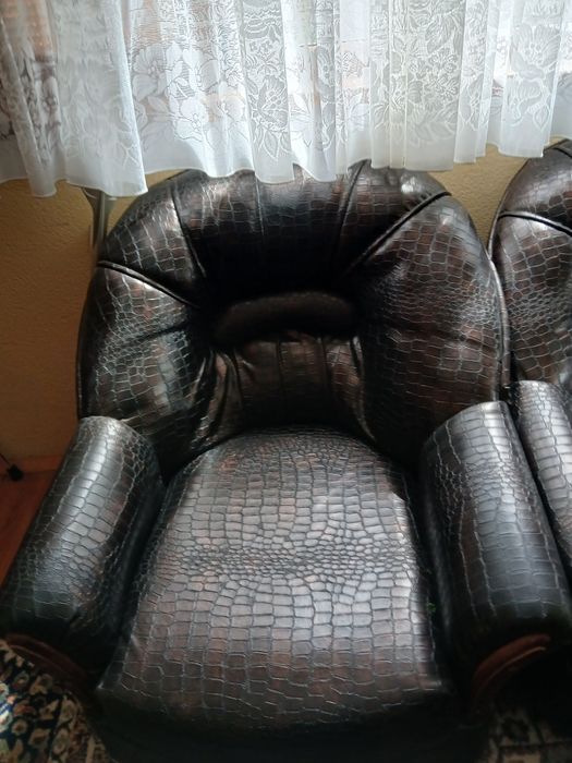 Кожен диван, 2 бр. фотьойли и 2 бр. табуретки