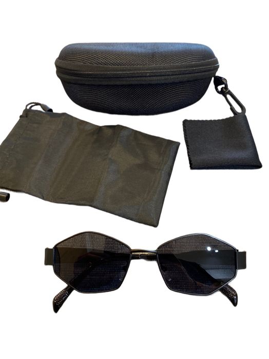 Очила с кутия, платнено джобче + микрофибърна кърпичка.