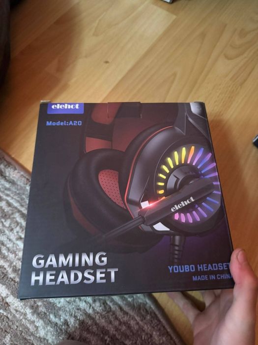 Căștile de gaming Elehot A20, care prezintă iluminare LED și un design over-ear.Caracteristici Audio: Echipate cu drivere de 50 mm, NOI