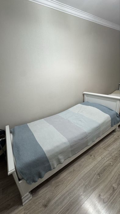 Кровать односпальняяя с ортопедическим матрасом срочно торг