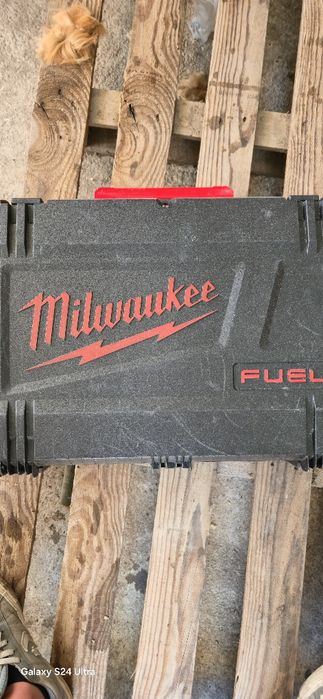 акумулаторен такер за пирони Milwaukee M18 FN15GA от професионалната серия FUEL.