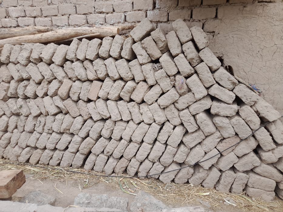 Лой гишт 25х35 сотилади