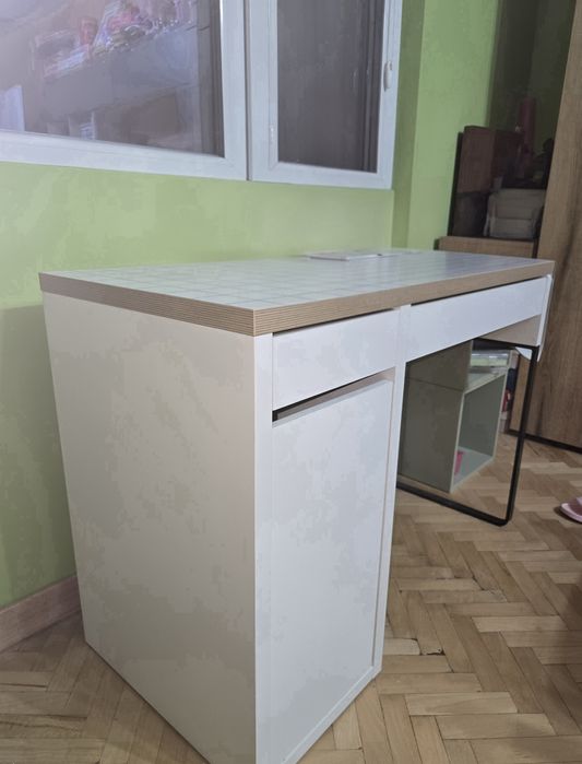 Бяло бюро от IKEA