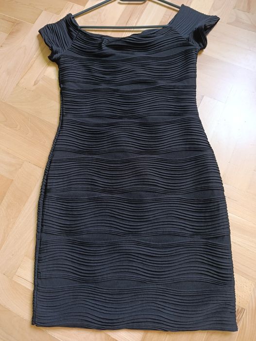 Къса черна рокля