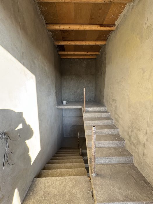 Uchaska srochni sotiladi 4 xona 1 padval 4 sotix +1 sotix zahvati bila