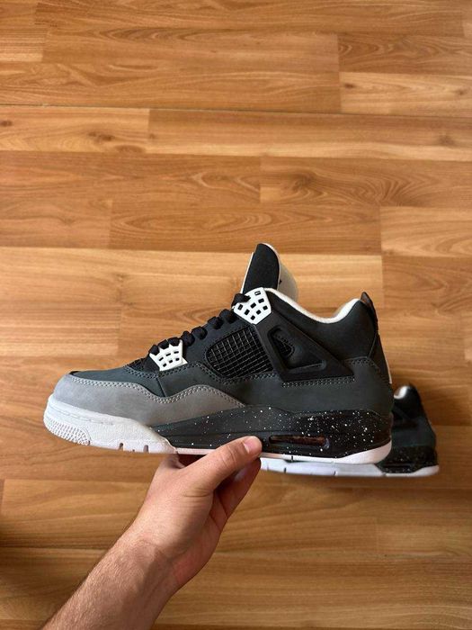 Sneakers Jordan4 cu eticheta (nu Nike, Gucci, Adidas, Balenciaga)