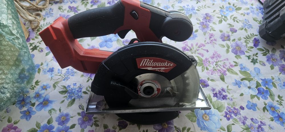 De vânzare scule milwaukee makita BOsch  prețul difera de produs trimit în tara cu verificare colet