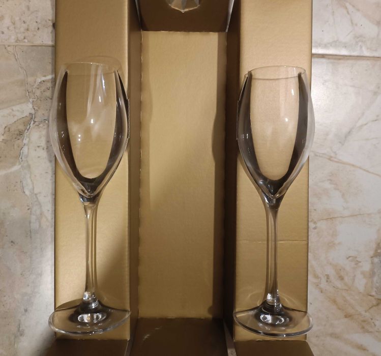Две нови чаши за вино