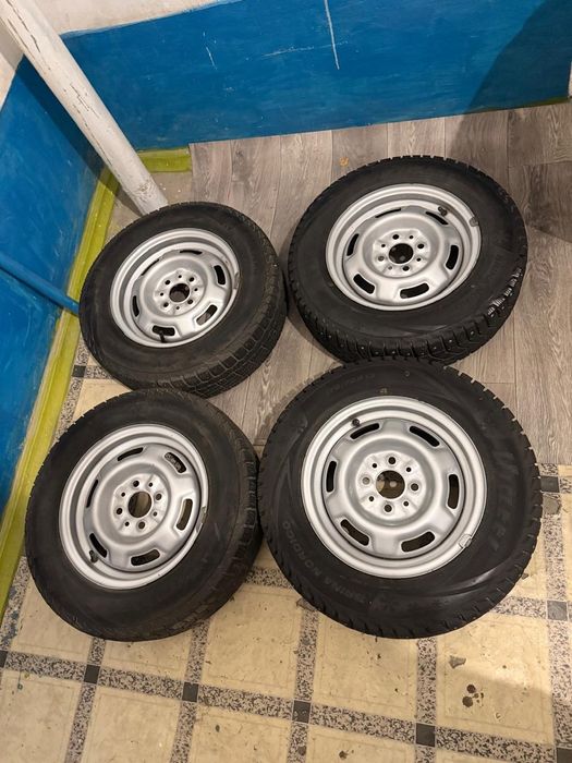 Продам  резину на 13 с штампами.