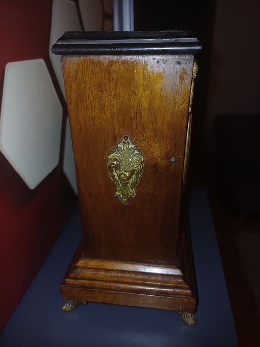 Ceas mecanic vechi de masă