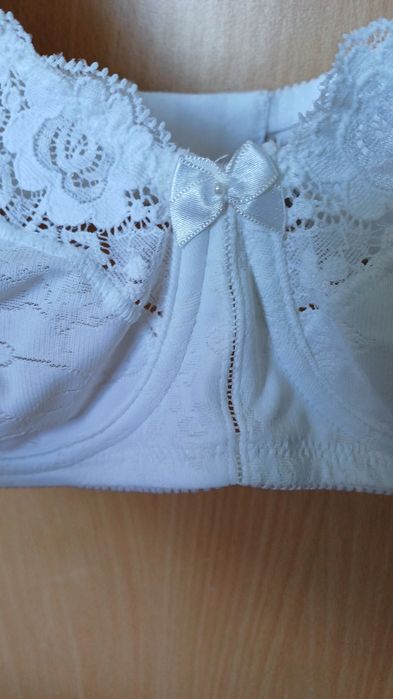 БЯЛ сутиен  Triumph 90 B НОВ